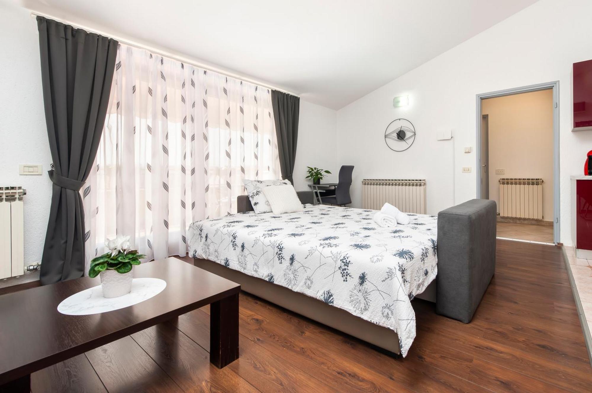 Mate & Mira Apartment โรวีน ภายนอก รูปภาพ